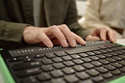 schwerbehinderung_blind_tastatur_gettyimages-2263258529
