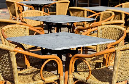 Stuhl Stühle Tisch Tische Terrasse Cafe Restaurant
