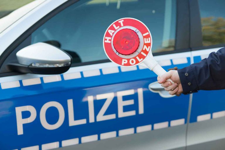 Dollarphotoclub_46180435 Polizei Überwachung Sicherheit Kontrolle