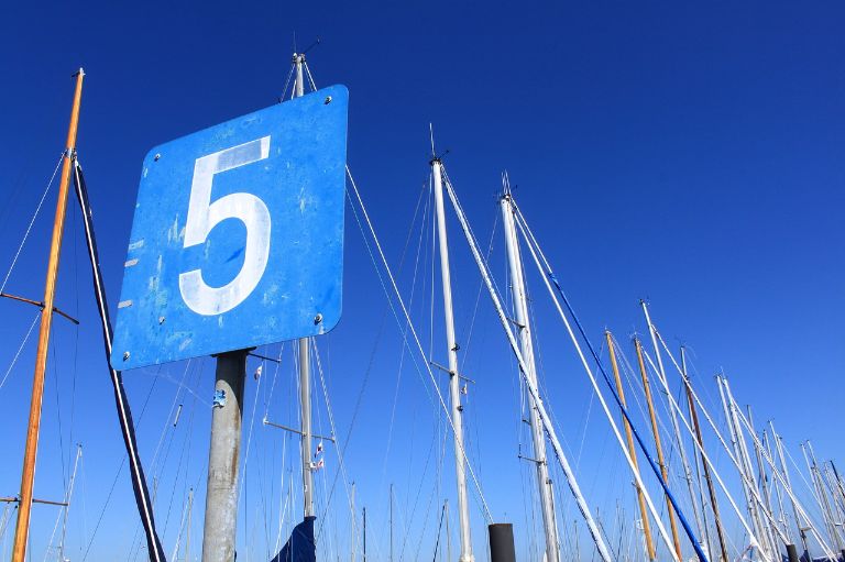 fünf 5 blau segel mast himmel