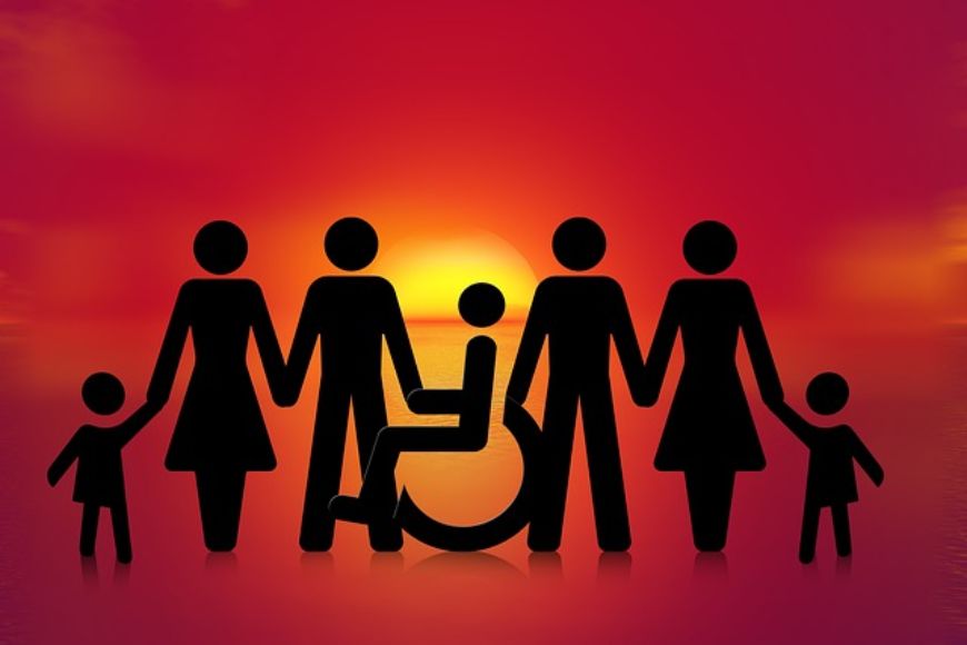 Inklusion Familie Rollstuhl Behinderung Gleichstellung Sonnenuntergang Gruppe